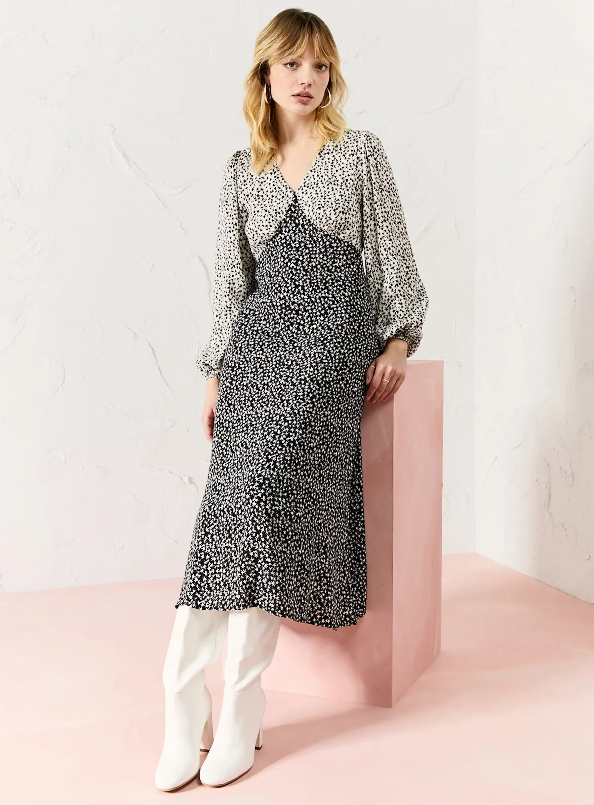 Buy EVERBELLE Star Print Deep V Midi Tea Dress 20 | Dresses | Tu